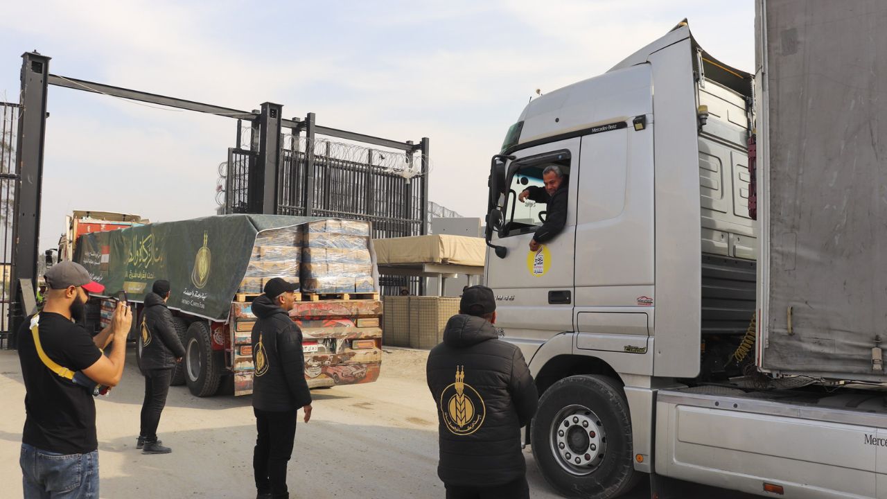 Egipto envía a través de Rafah 378 camiones de ayuda y otros 10 de combustible para Gaza