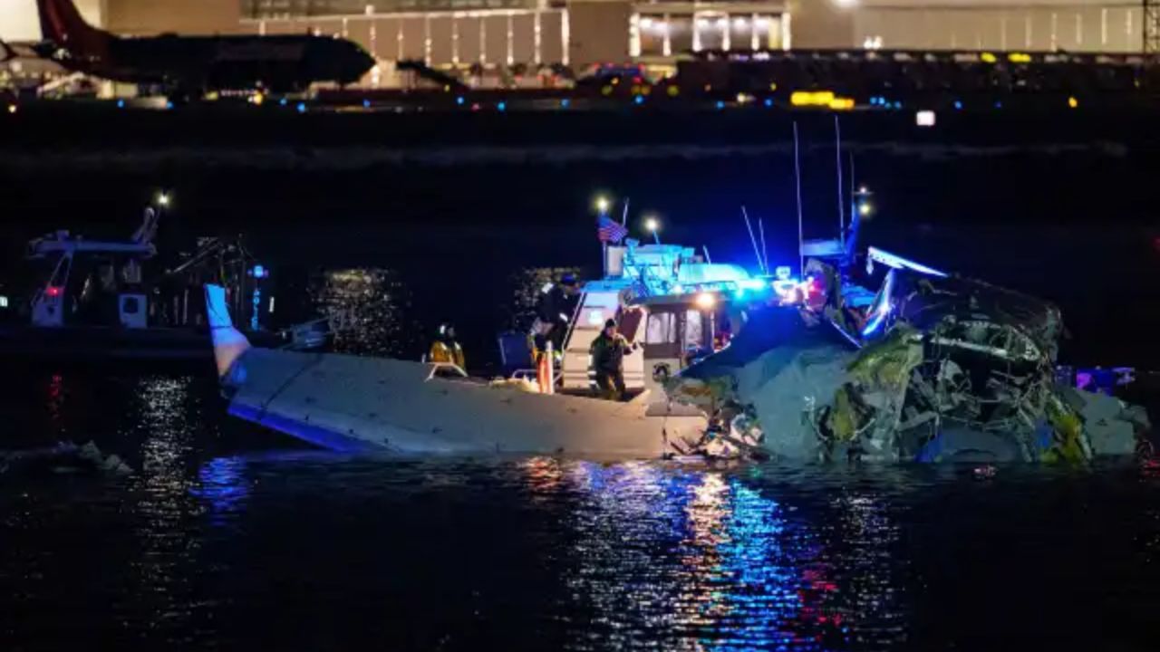 Controlador en el accidente aéreo de Washington se quedó solo porque otro salió temprano