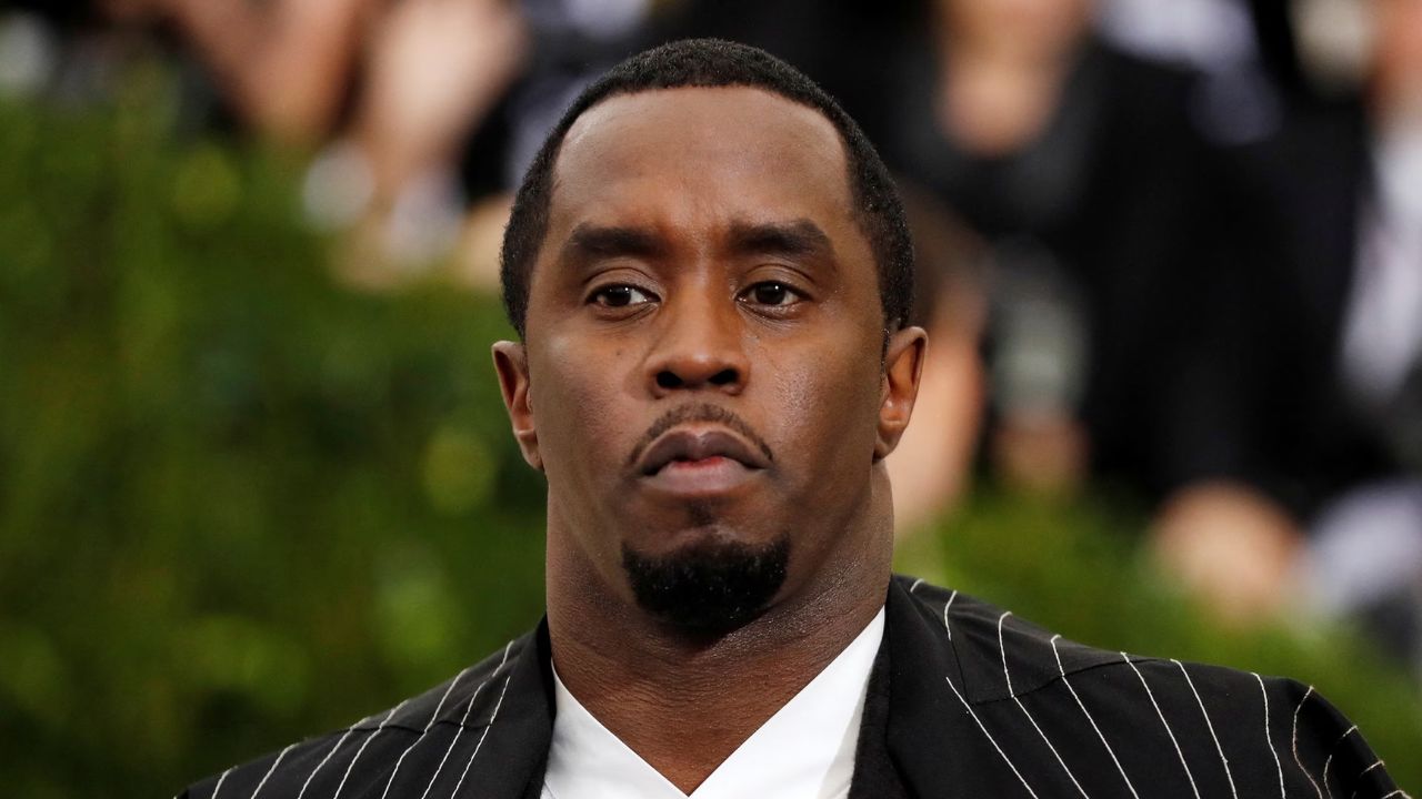 Mujer dice que Sean Diddy la drogó y la violó cuando era adolescente
