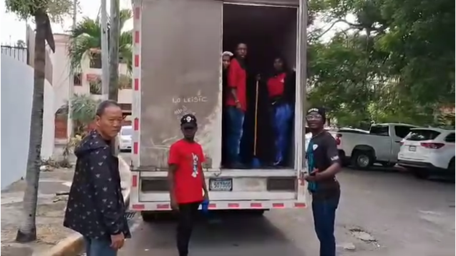 Denuncian tienda traslada haitianos en camión cerrado en Santiago