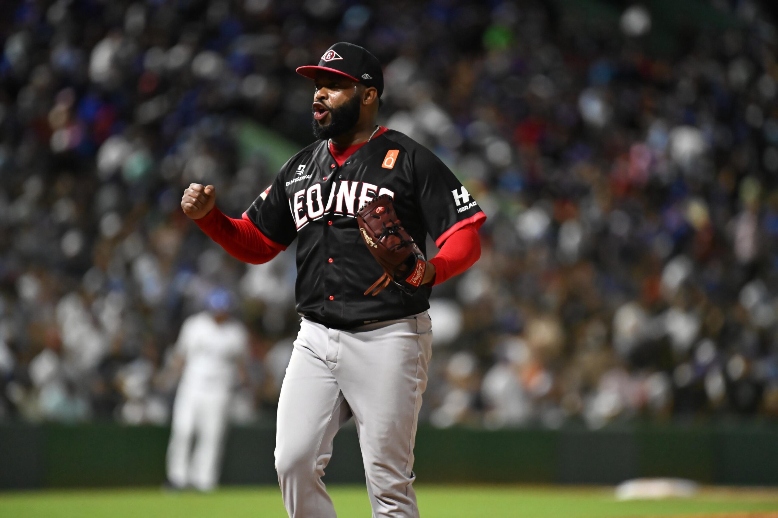 Leones blanquean al Licey y dominan 2-1 la Serie Final