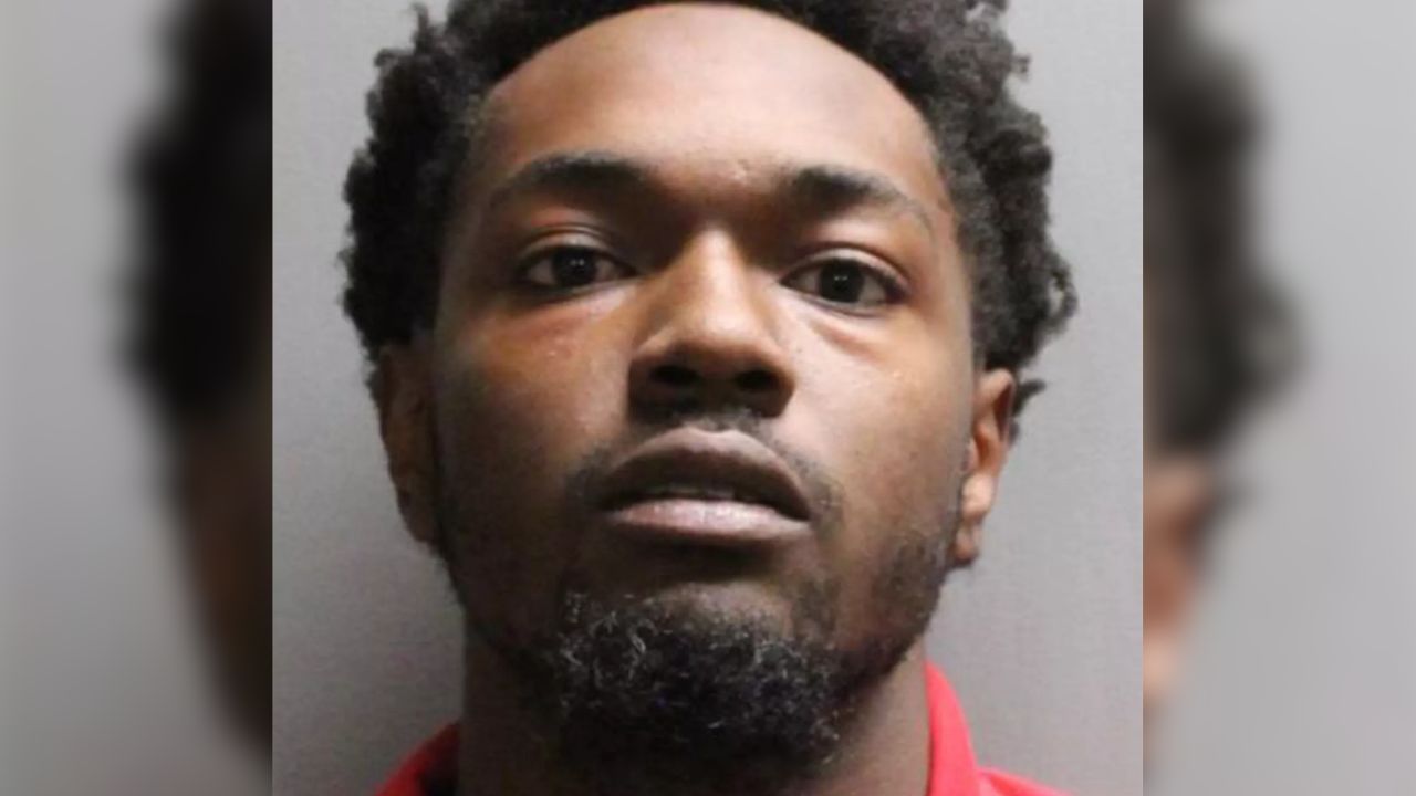 Policía de Jacksonville dice hombre dejó bebé de 8 meses en la carretera antes de atropellarlo fatalmente