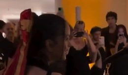 Rosalía muestra su orgullo por la bandera de España en fiesta de fin de año