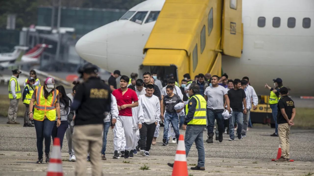 México deniega la entrada de un avión militar de EEUU con deportados, según NBC News