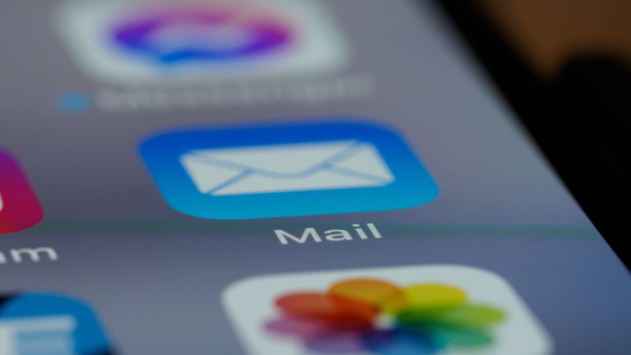 Estas son las aplicaciones más invasivas que tienes en el celular