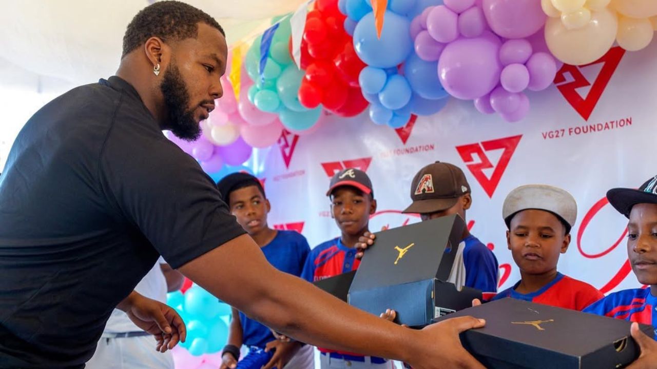 Vladimir Guerrero Jr. reparte juguetes y equipos deportivos en Nizao