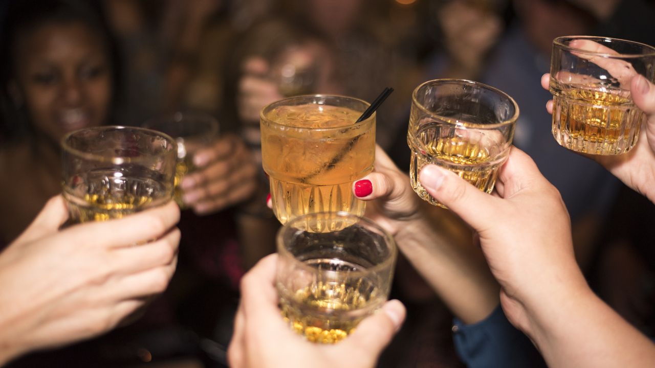Mueren 19 personas en 48 horas por beber alcohol adulterado en Estambul