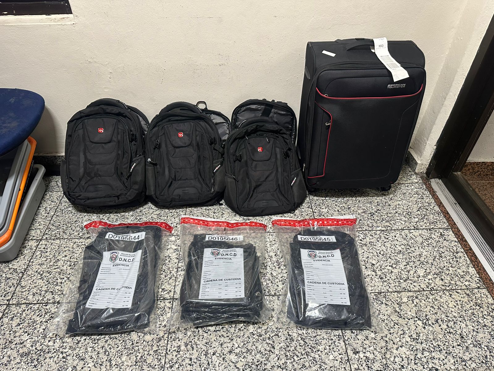 Intervienen mujer viajaría con 11 láminas presumiblemente cocaína a España