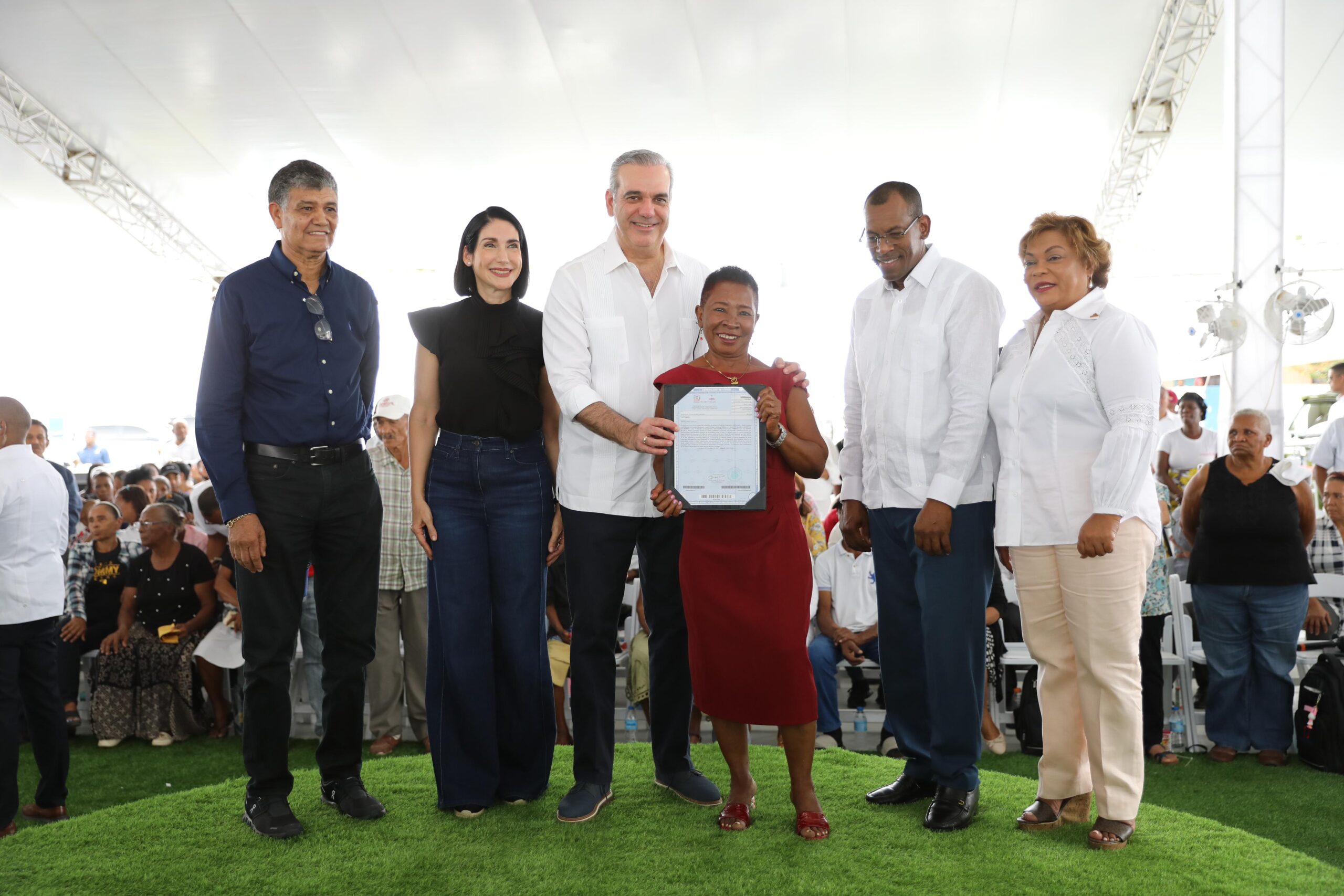 Presidente Abinader entrega 708 títulos de propiedad en Batey Palavé