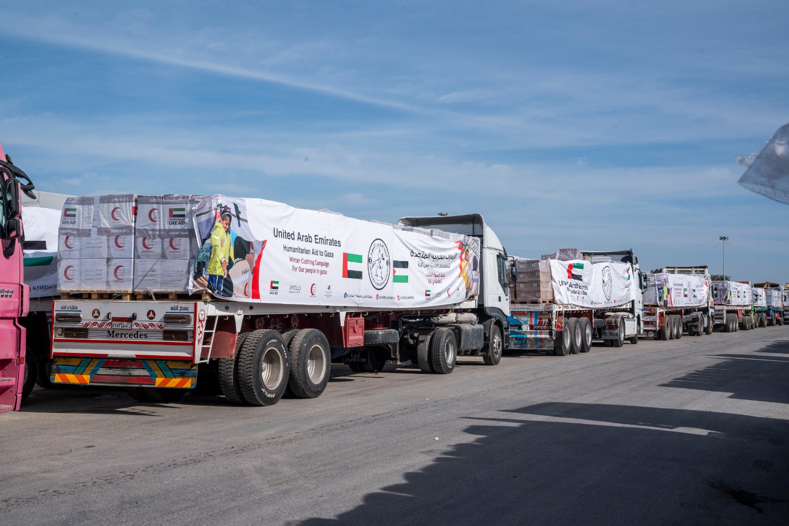 Cientos de camiones de ayuda humanitaria listos para entrar a Gaza tras el alto el fuego
