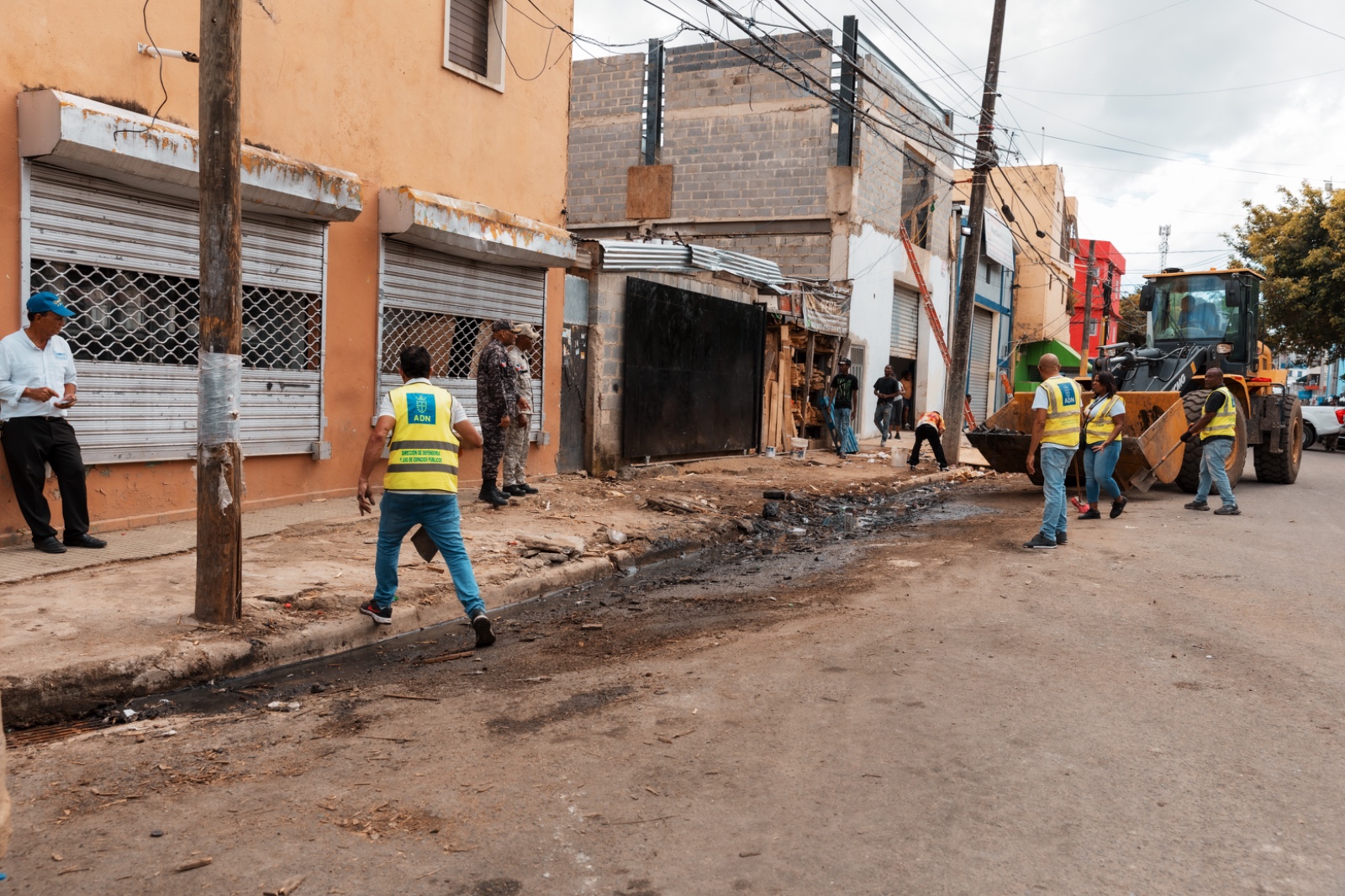 Alcaldía del DN recupera aceras que eran ocupadas por negocios en Villa Consuelo