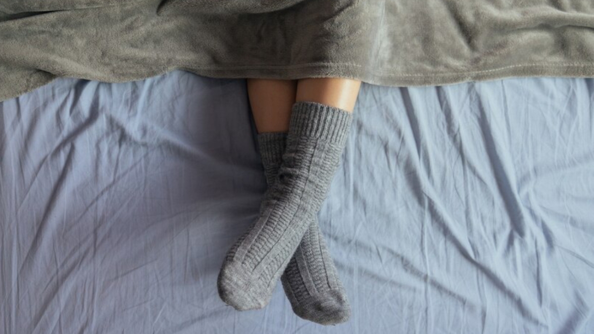 ¿Dormir con medias es beneficioso? Lo que dice la ciencia y los expertos