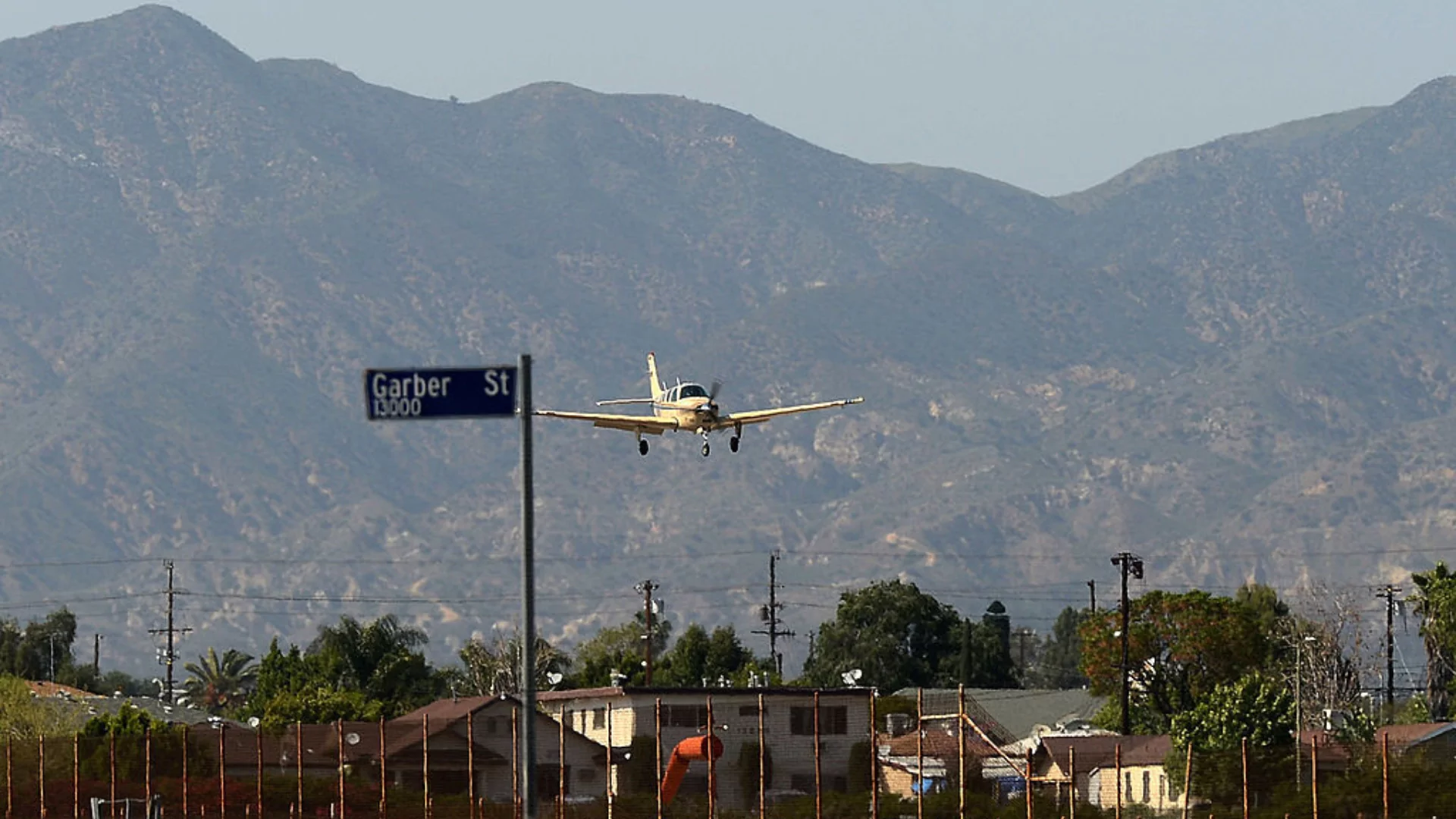 Al menos un muerto al estrellarse una avioneta contra un almacén en  California