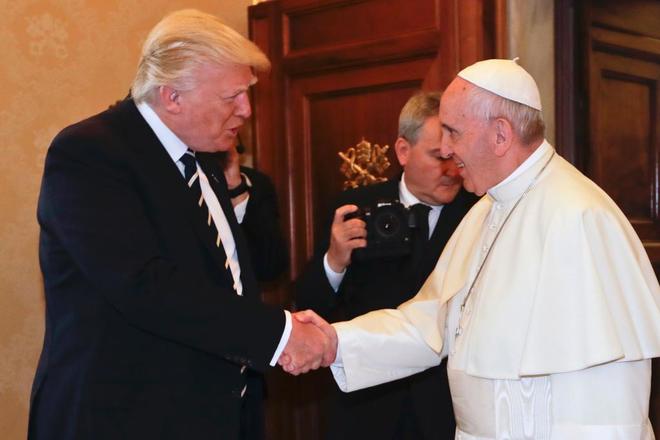 Trump desea al papa Francisco una pronta recuperación: "Es una situación muy dura"