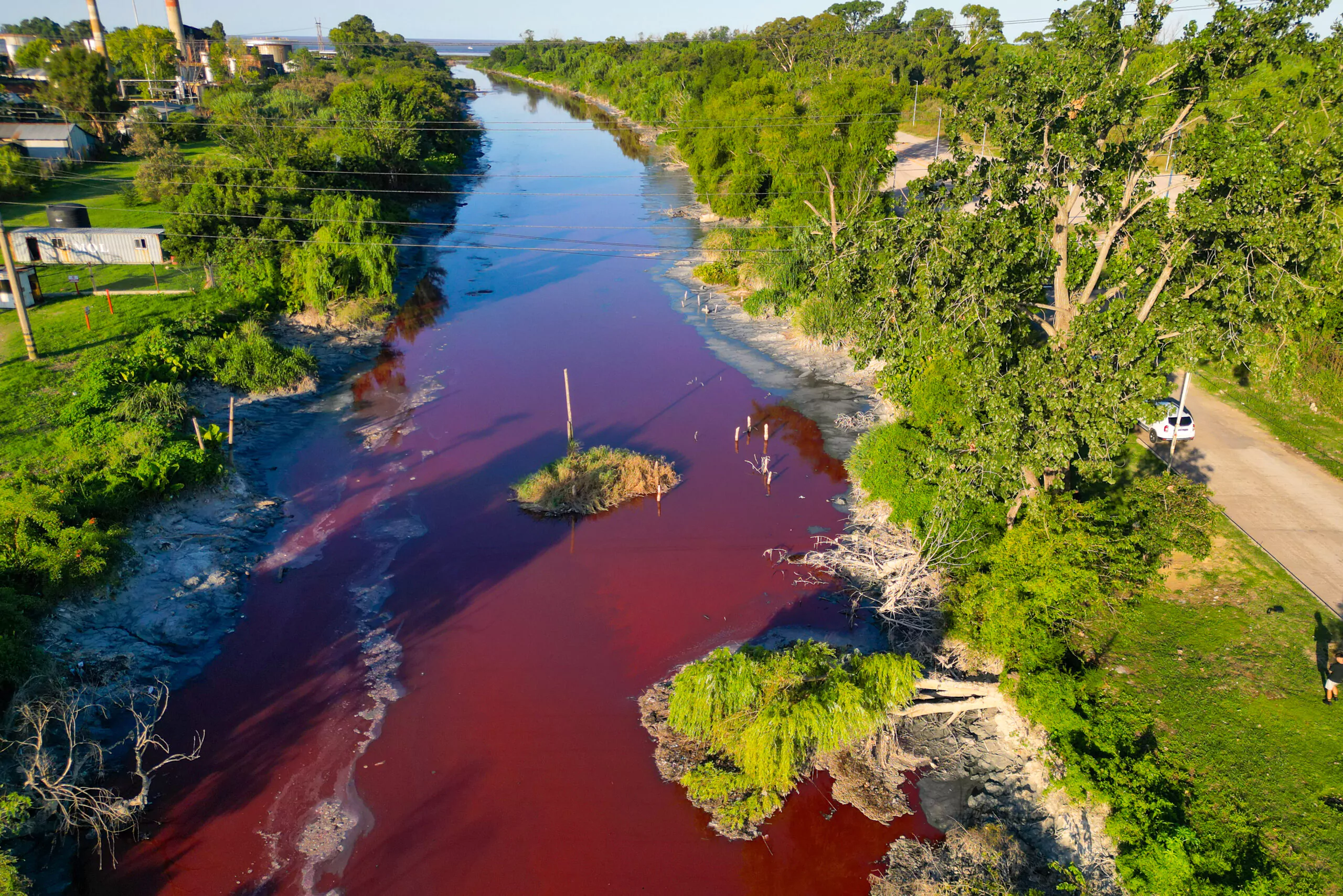 Un arroyo de la periferia de Buenos Aires se tiñe de rojo intenso