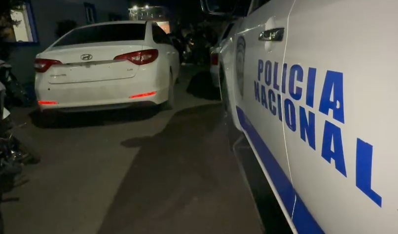 Individuos huyen y abandonan vehículo tras persecución policial en Sabana Grande de Boyá