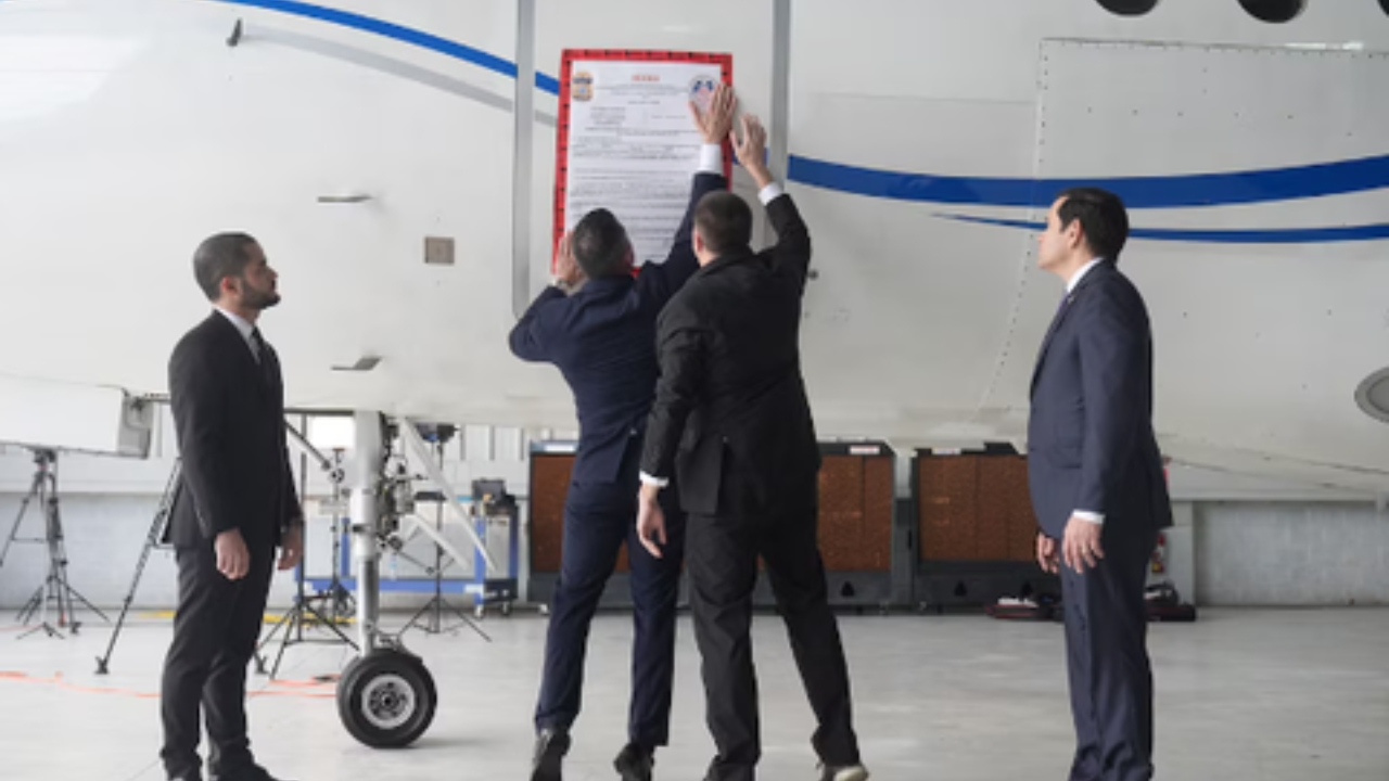 RD y EEUU formalizan decomiso de un avión de Venezuela
