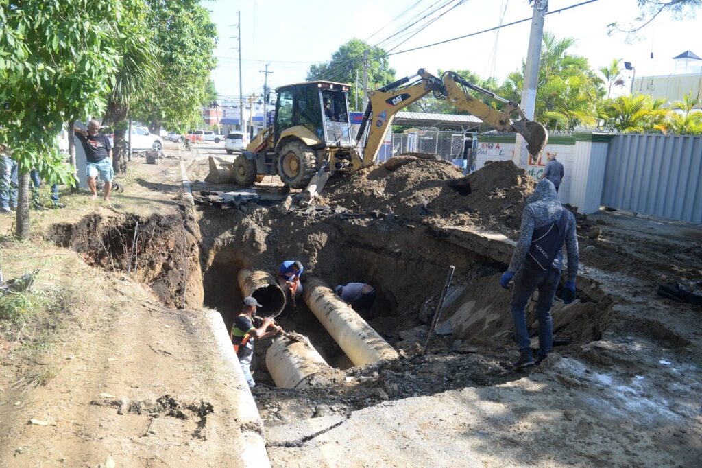 Explosión de tubería deja sin agua a varios sectores en Santiago