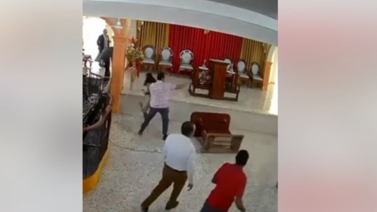 Hombre entra en iglesia y hiere varias personas con un puñal