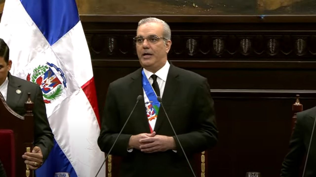 Luis Abinader afirma otorgó 50,000 becas para educación superior