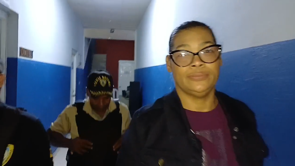 “Clara Inés entrégate, mira lo que yo estoy pasando”, dice madre de joven implicada en desaparición de taxista en Moca