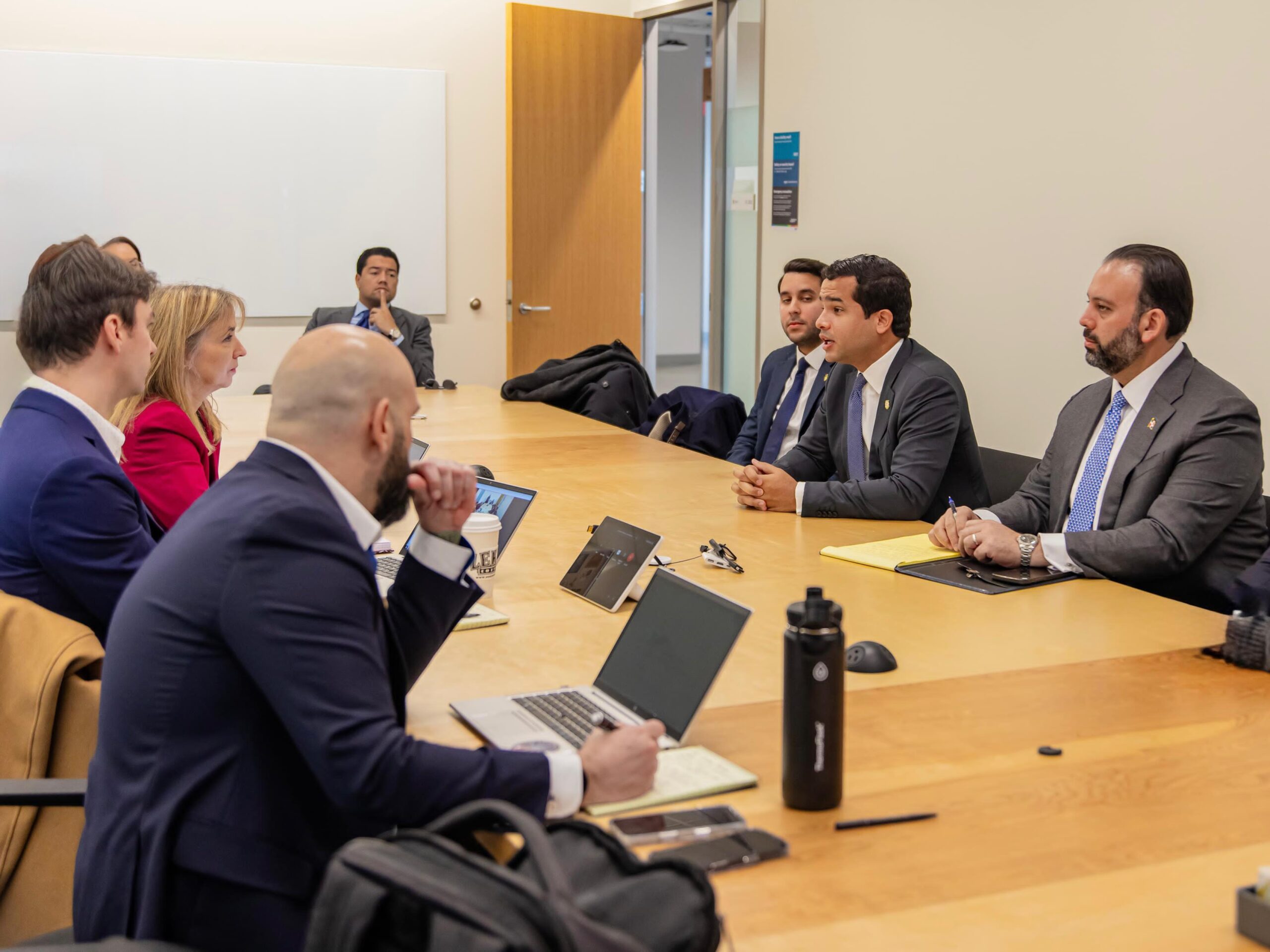 Omar Fernández se reúne con ejecutivos de Amazon para proyectos de inversión tecnológica en RD 