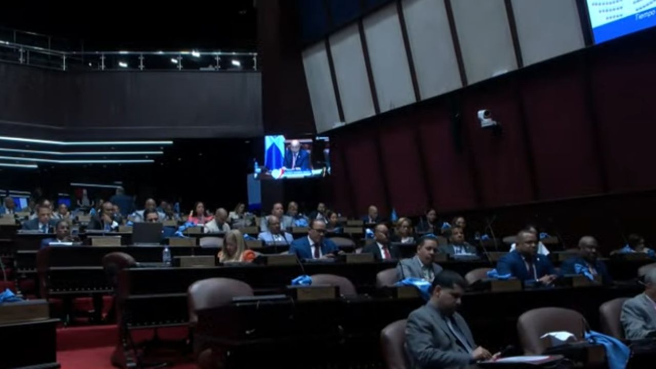 Cuestionan plan para quitar servicio de salud gratuita a extranjeros indocumentados