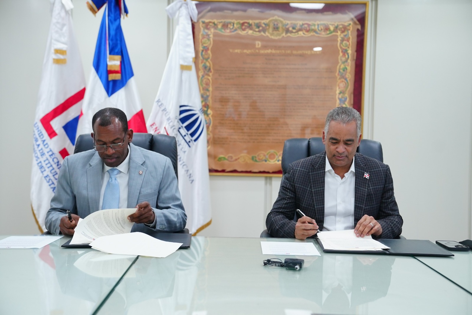 Firman acuerdo para avanzar en titulación de terrenos en El Nuevo Llagal, Maimón 