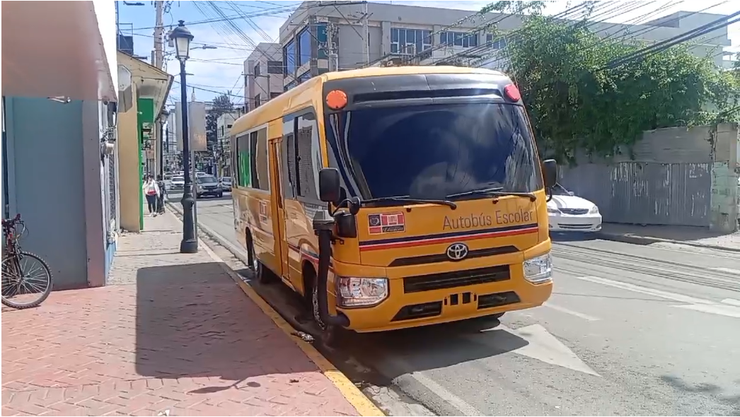 Ciudadanos reportan autobuses escolares varados por falta de carga en Santiago