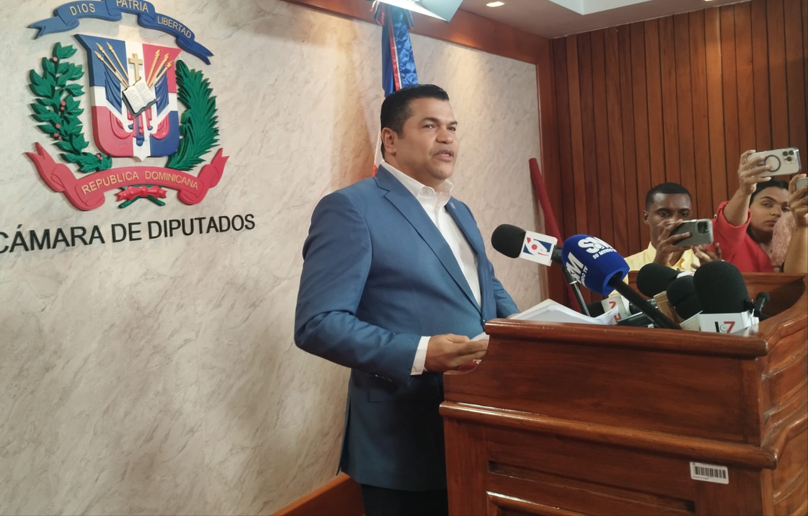 Tobías Crespo somete proyecto de ley sobre inteligencia artificial