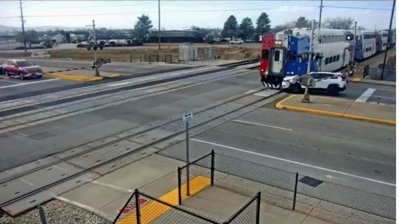 Hombre casi muere arrollado por un tren