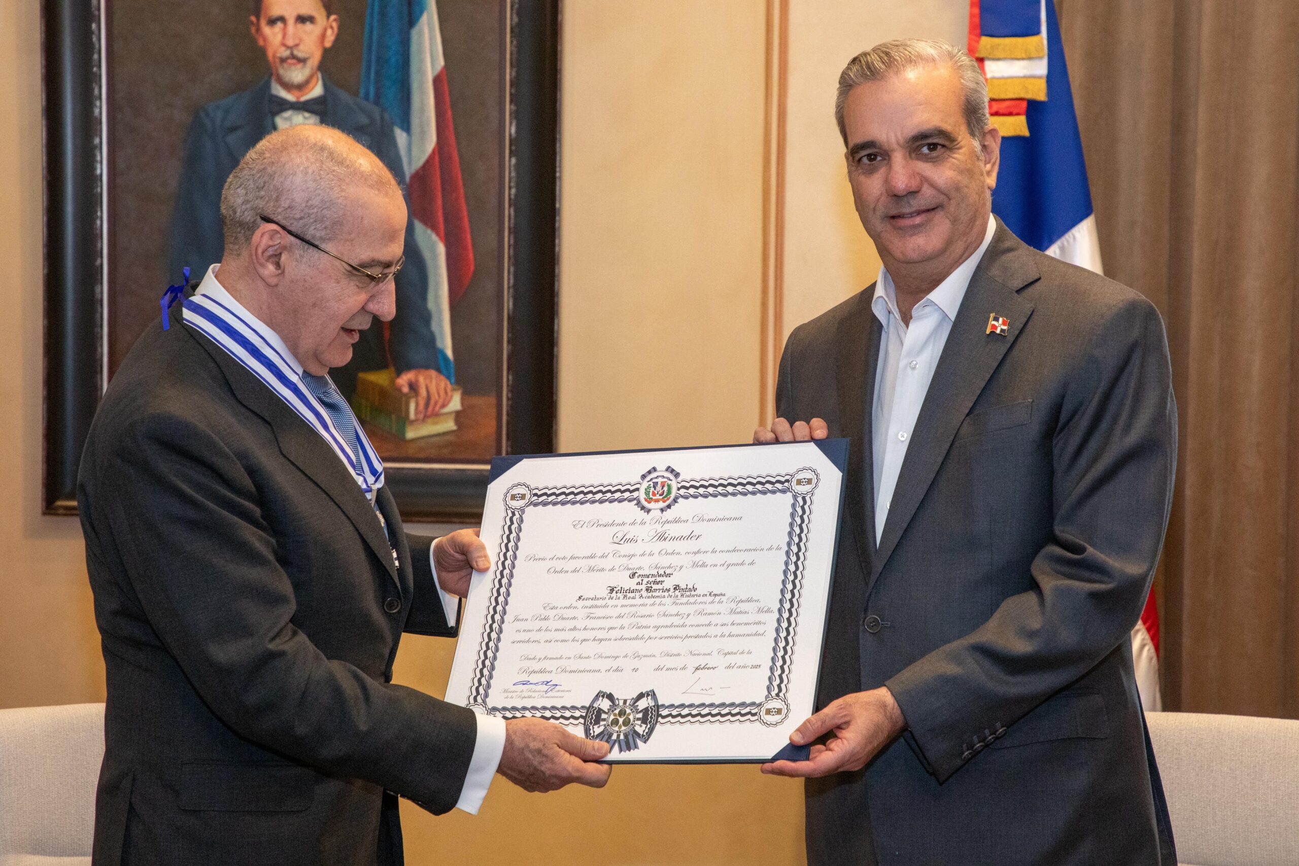 Abinader impone Orden al Mérito de Duarte, Sánchez y Mella en el grado de Comendador a académico español Feliciano Barrios