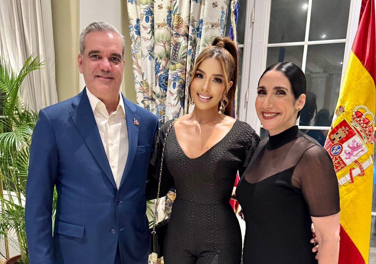 Sarodj junto al presidente Luis Abinader y la Primera Dama