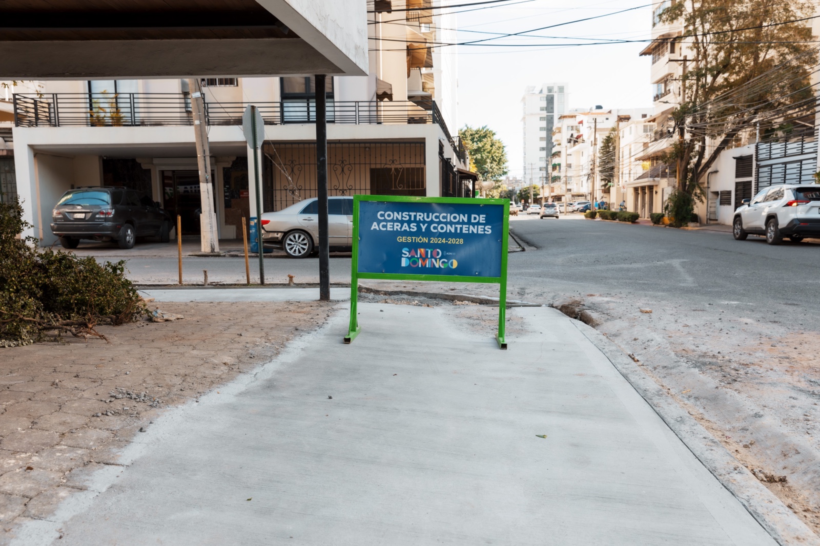Alcaldía del DN continúa programa de construcción de aceras y contenes en Serrallés y Mata Hambre