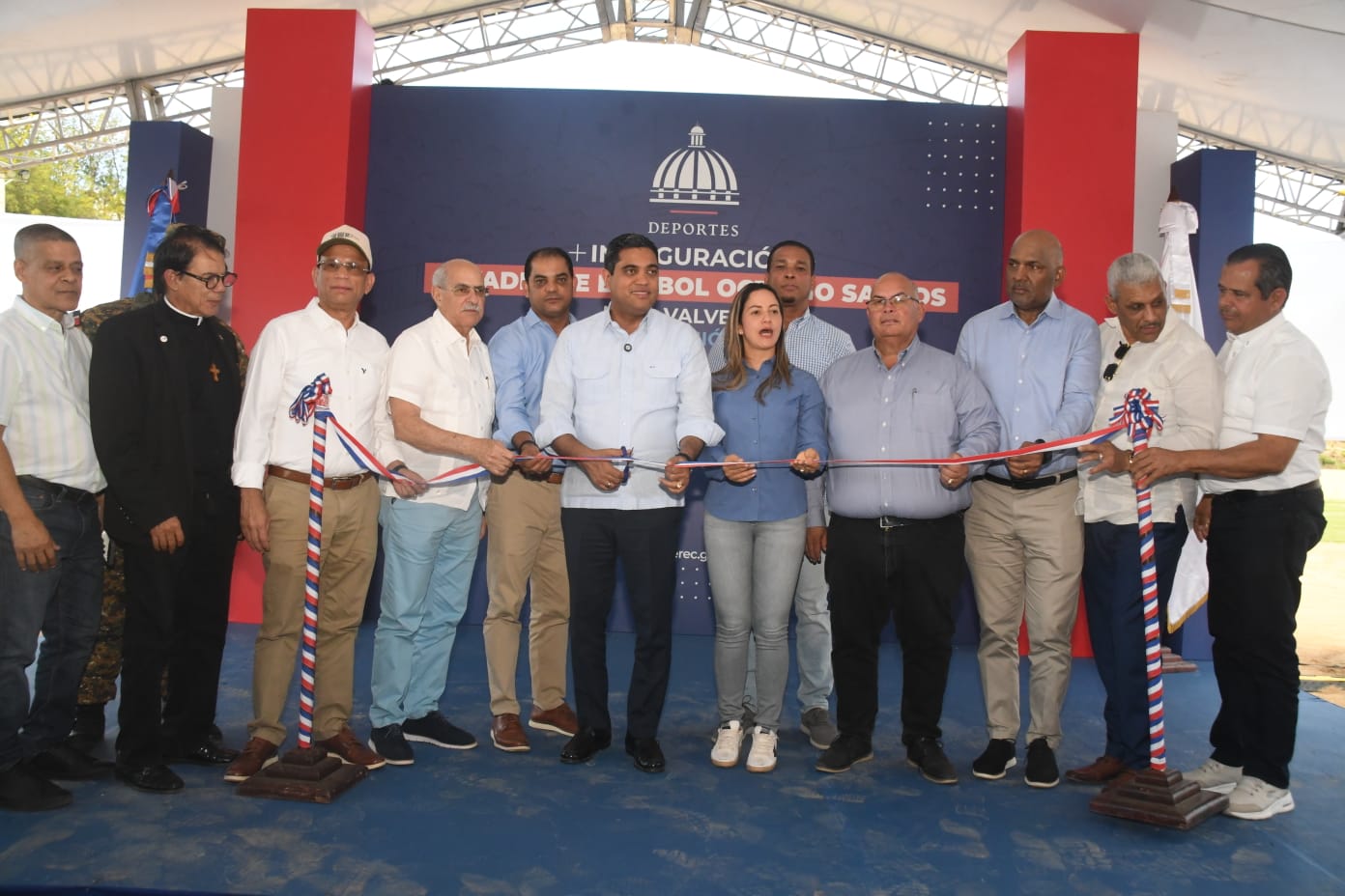 Ministro Kelvin Cruz inaugura play e inicia remozamiento de multiuso en Mao