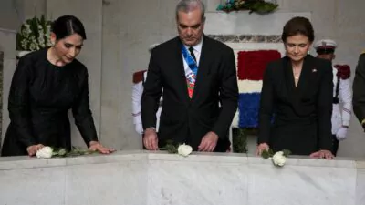 Abinader deposita ofrenda floral en el Altar de la Patria