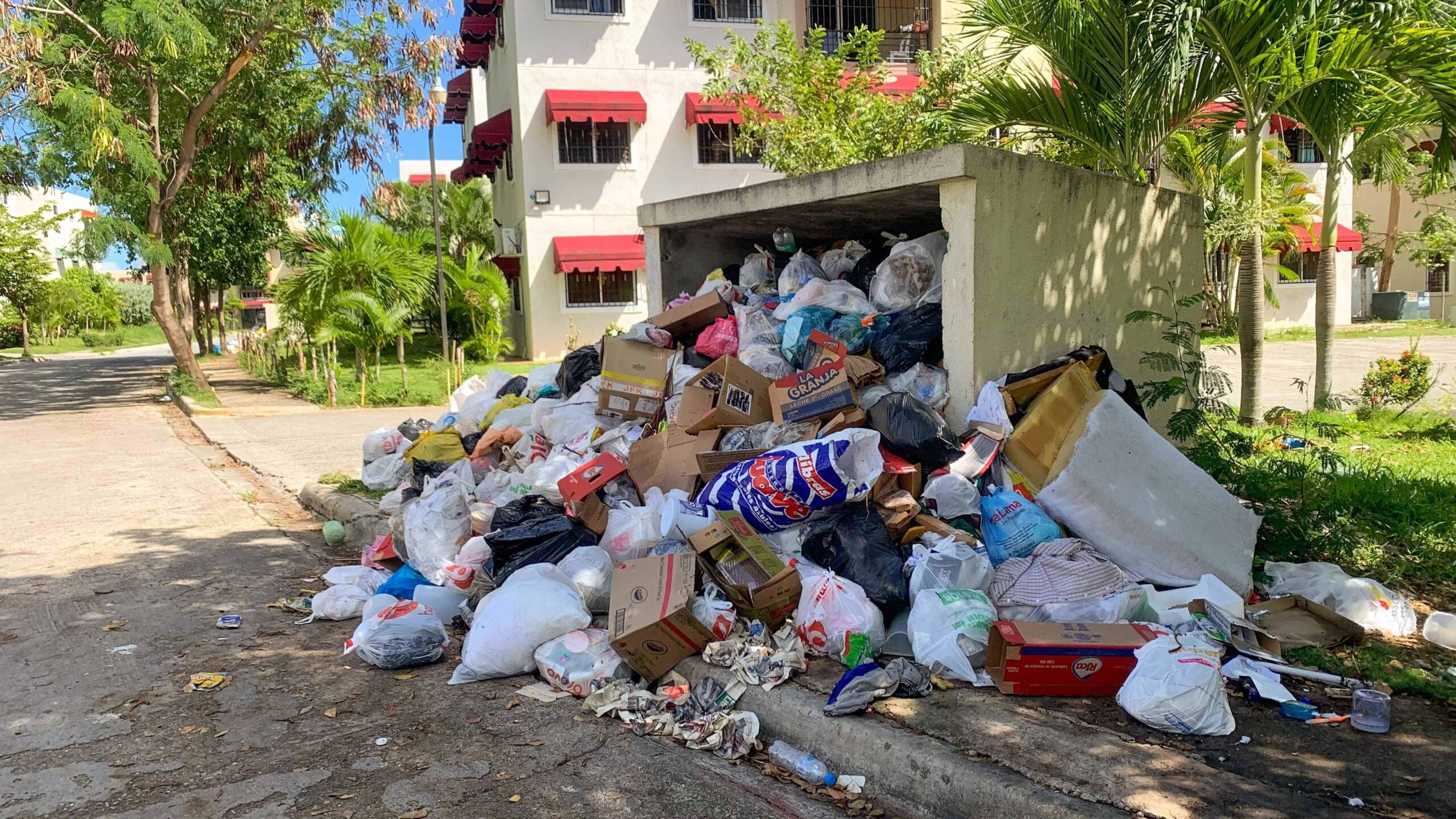 Alcalde de Pantoja dice acumulación de basura es por fallas en camiones y vertido ilegal de desechos desde otras zonas