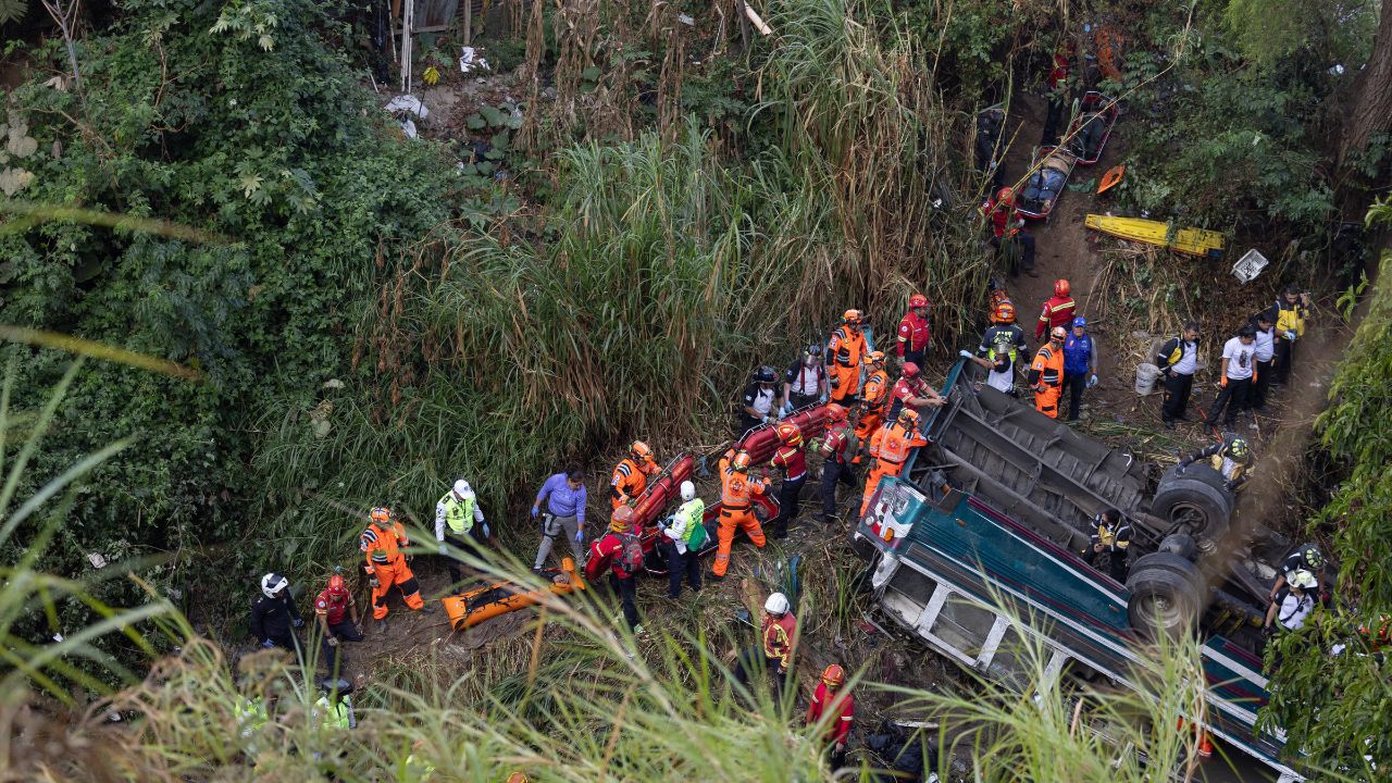 Aumentan a más de 40 los fallecidos en accidente de bus que cayó de un puente en Guatemala