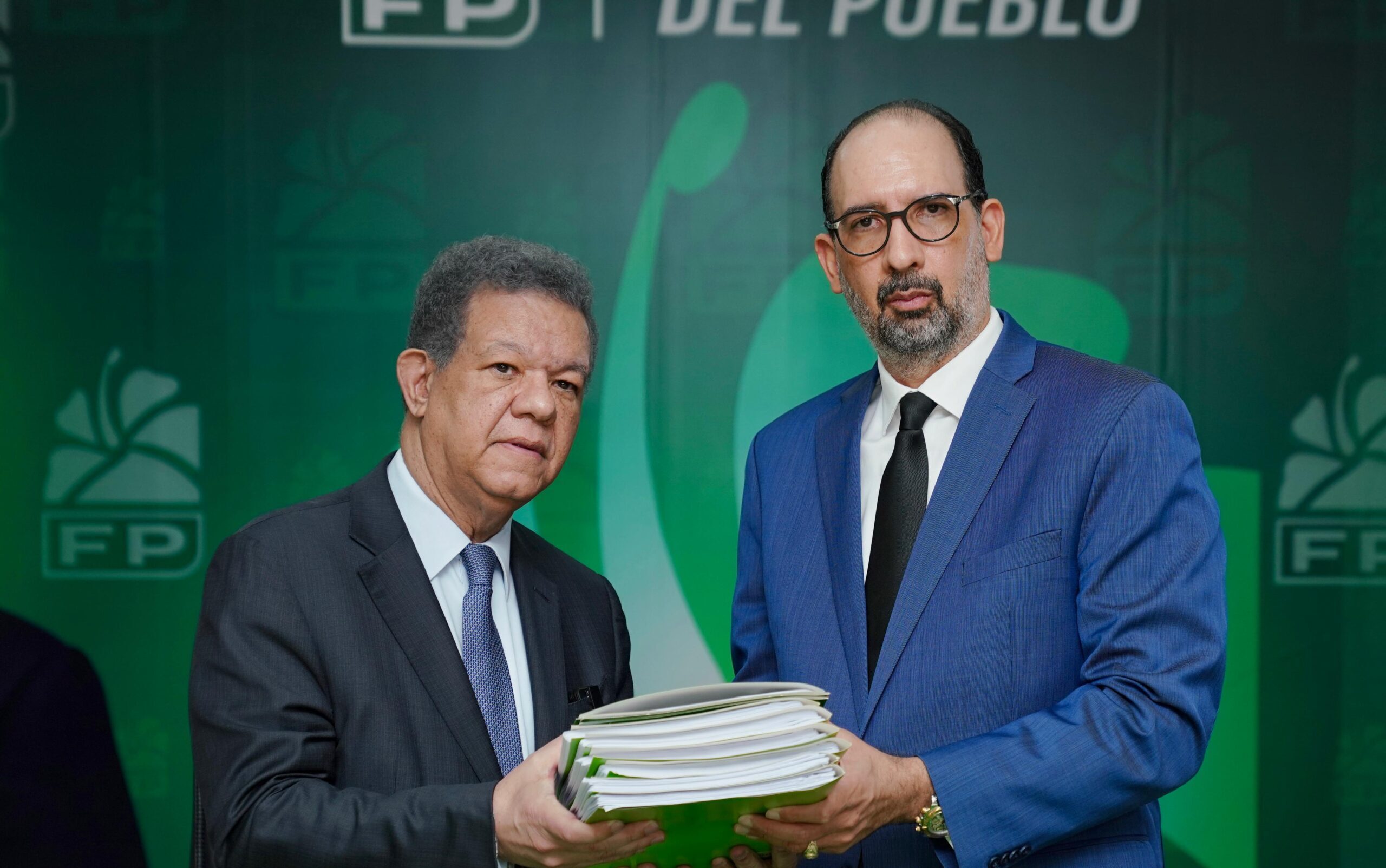 Leonel recibe documentos del Congreso de FP que serán sometidos a votación desde este jueves