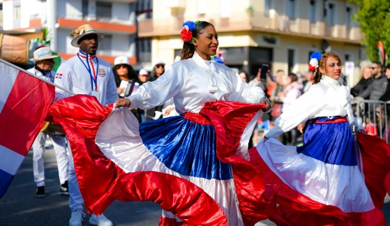 Rinden homenaje al merengue en carnaval en Italia