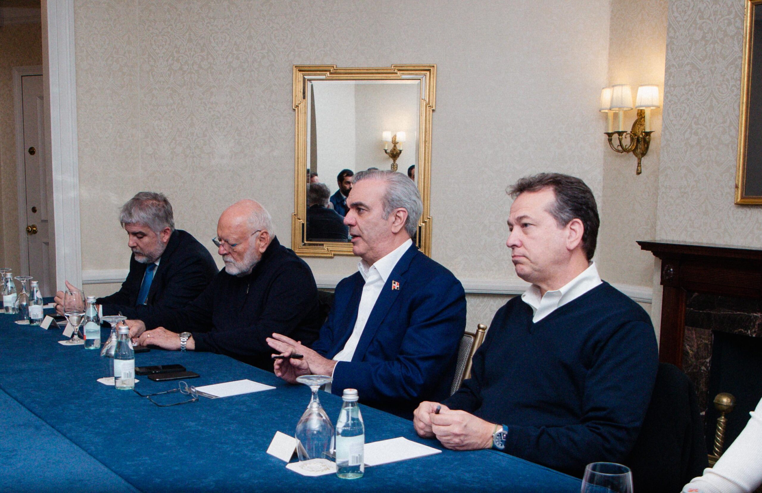 Abinader se reúne con empresarios dominicanos en Washington