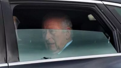 Carlos III es visto en público tras su ingreso por efectos de tratamiento contra el cáncer