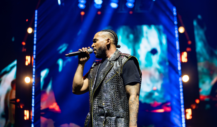 Don Omar expulsa a una fan de su concierto en Cancún por lanzar vasos con agua al público 