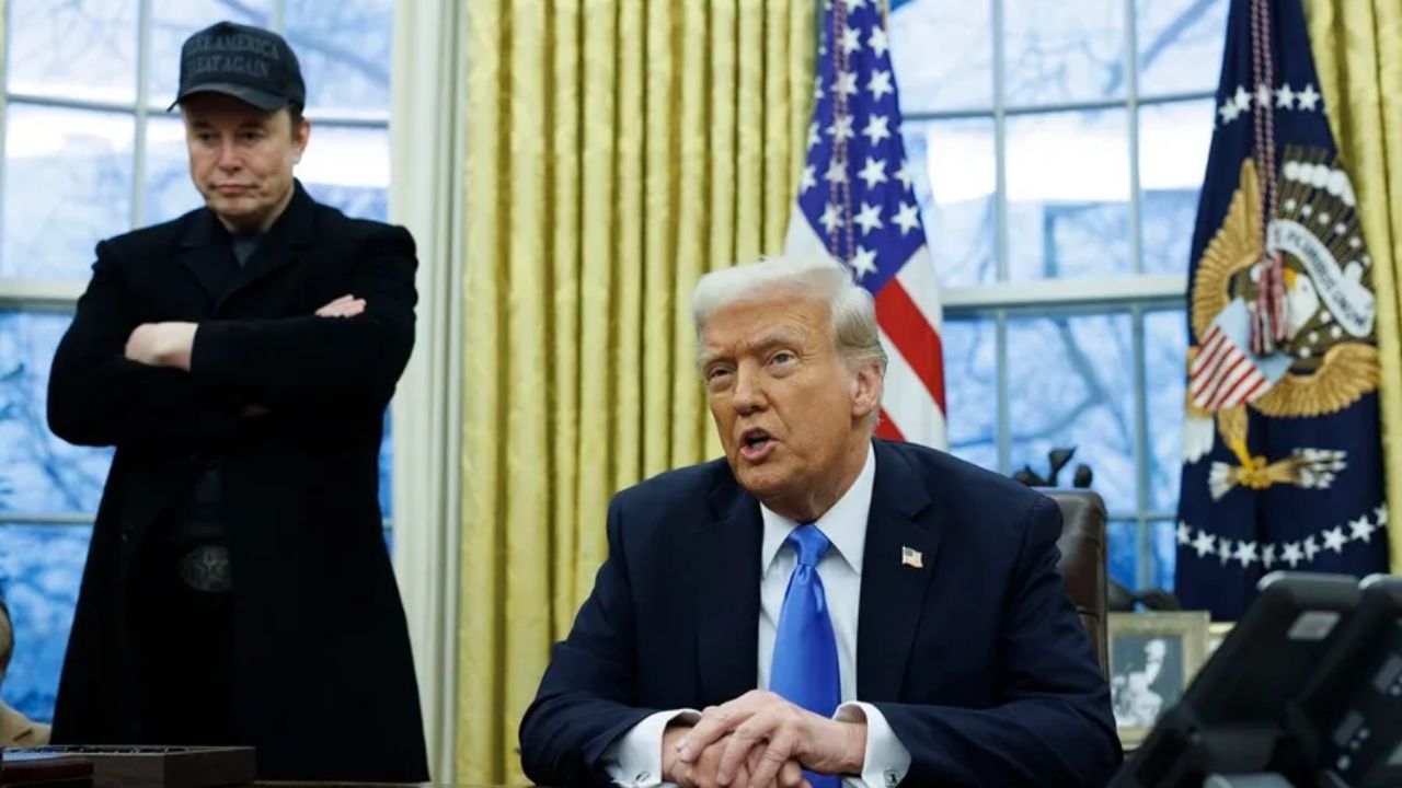Donald Trump defiende a Elon Musk y dice que comprará un Tesla