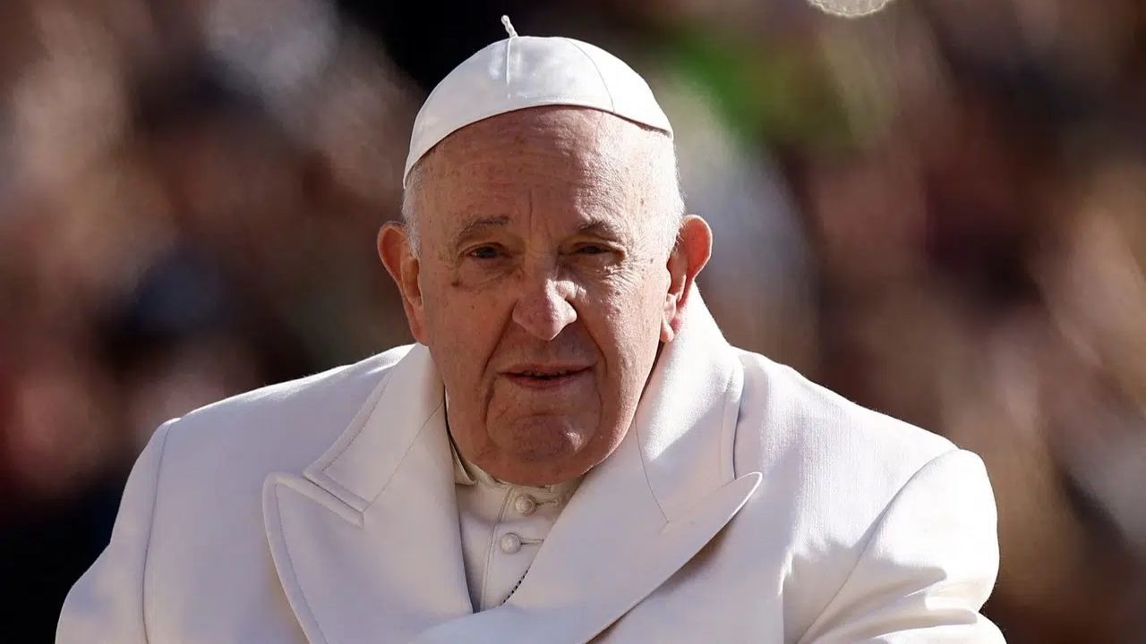 El Vaticano informa que el papa Francisco pasó una noche “tranquila” y que está descansando