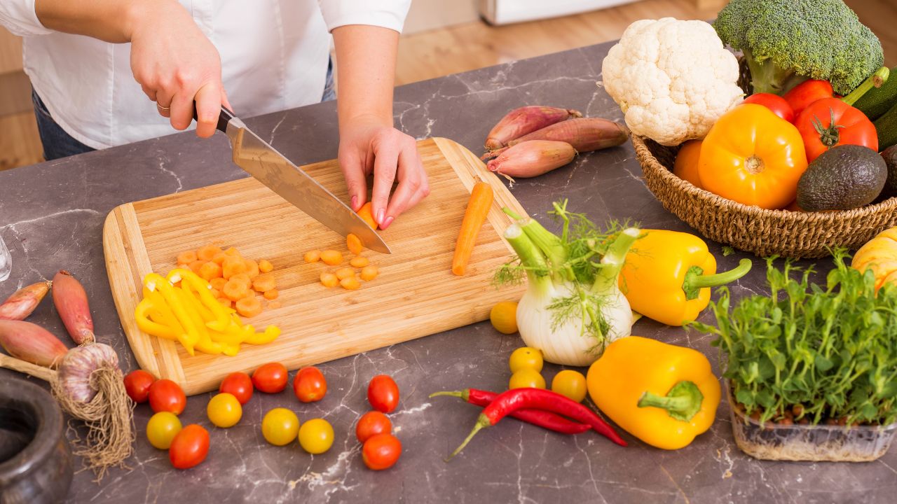 ¿Por qué las tablas de madera no son recomendables para cortar en la cocina?