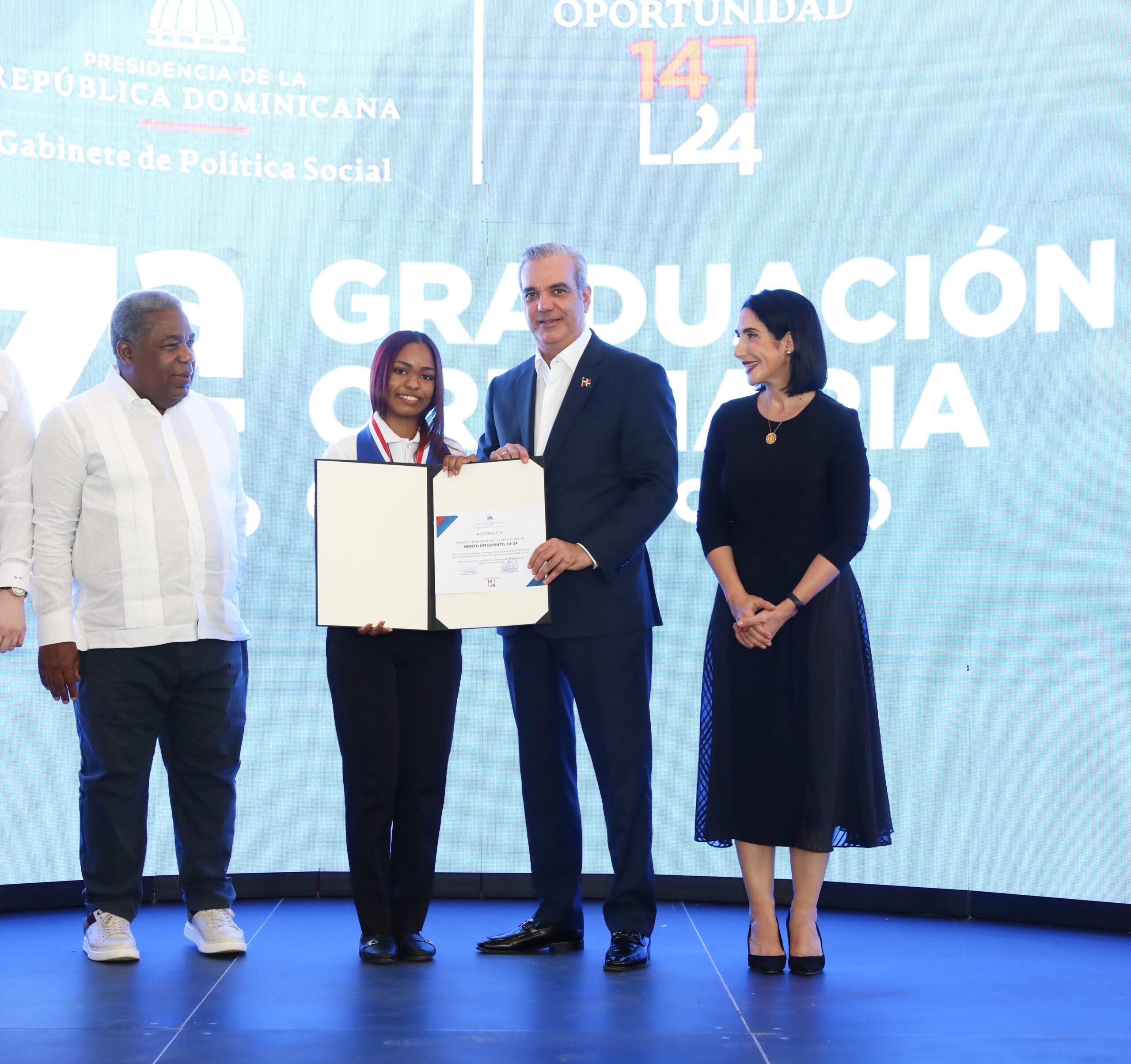Abinader encabeza graduación del programa "Oportunidad 14-24" e inauguración de ampliación de escuela en Santiago