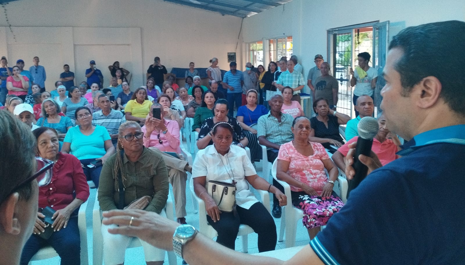 Tobías Crespo inicia entrega de documento para agilizar obtención títulos de propiedad en proyectos habitacionales del Estado