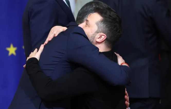 Un abrazo de solidaridad: Sánchez y Zelenski en Londres