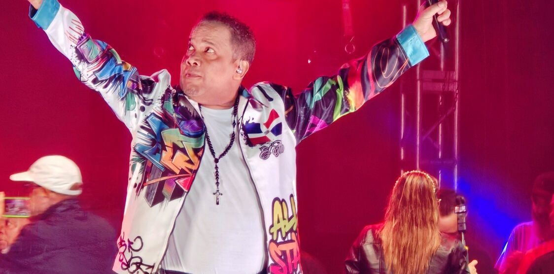 Héctor Acosta promueve el vídeo de su merengue “Se Puede”